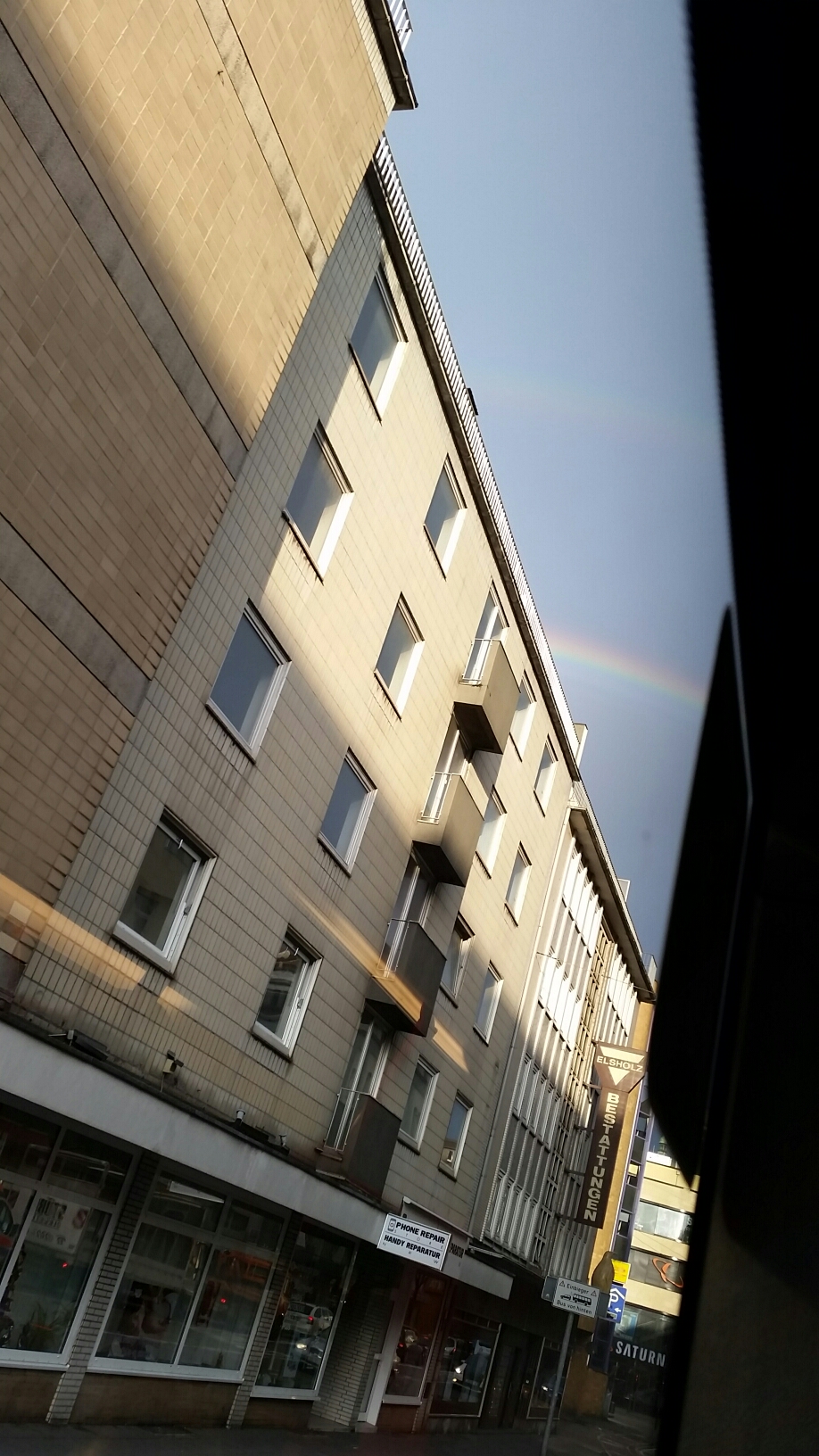 Regenbogen vor Wolken