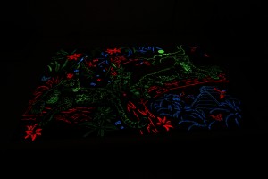 Puzzle mit Leuchtfarbe bei dunkler Umgebung mit langer Belichtung
