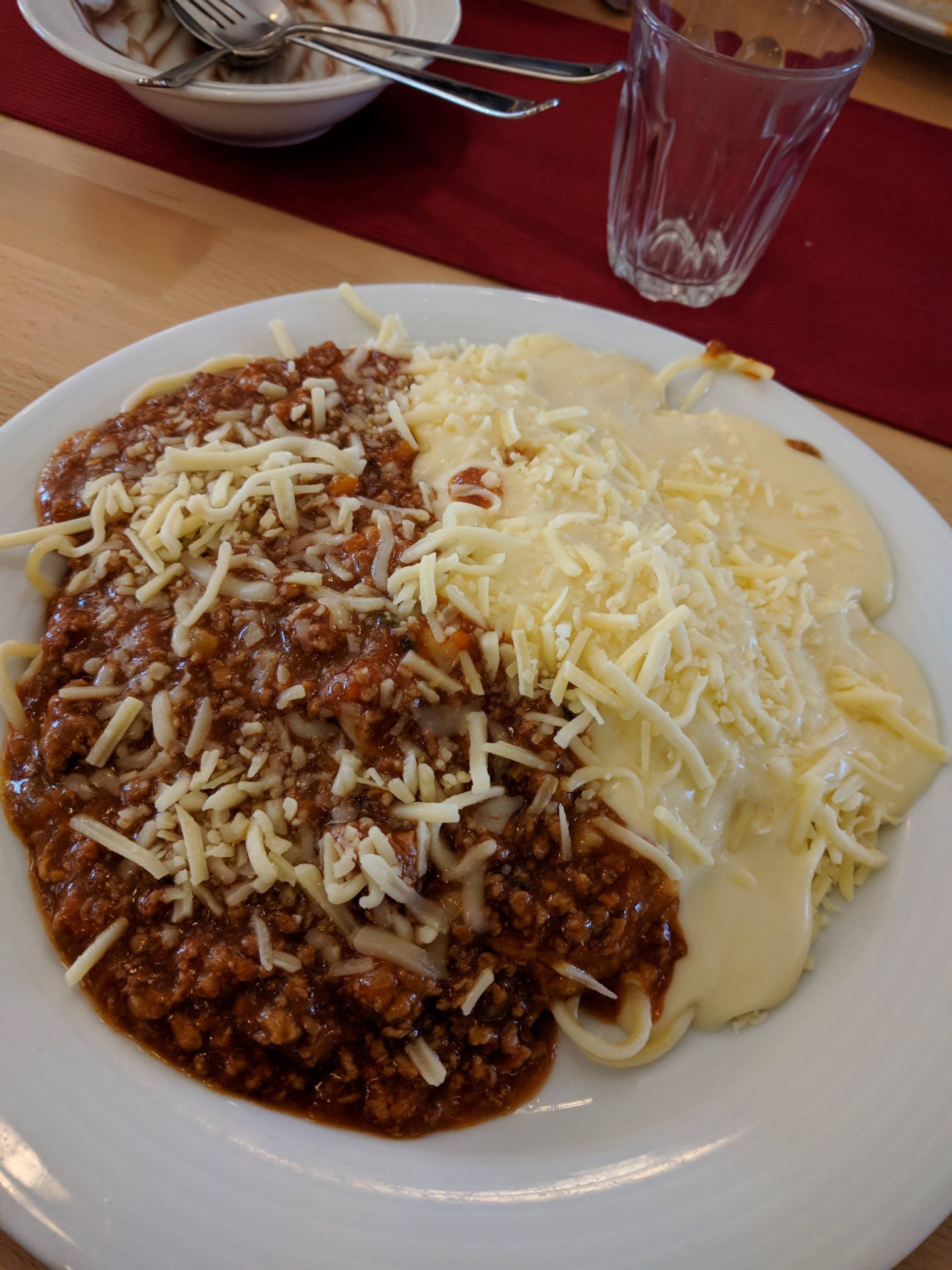 Spaghetti mit Käse und Käse und Bolognese-Sauce