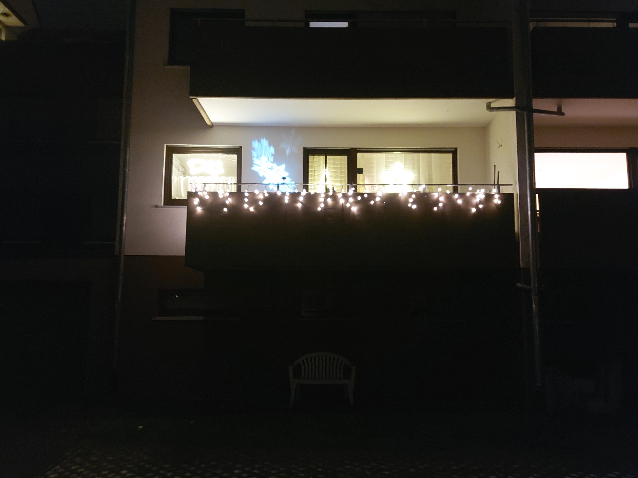 Balkon mit Weihnachtsbeleuchtung