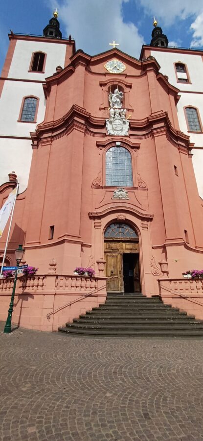 Eindrücke eines Fuldabesuchs, Fachwerkhäuser, Grünflächen und Schilder der Abteil St. Maria