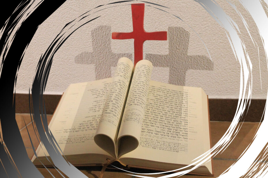 Bibel und Kreuz im Zentrum