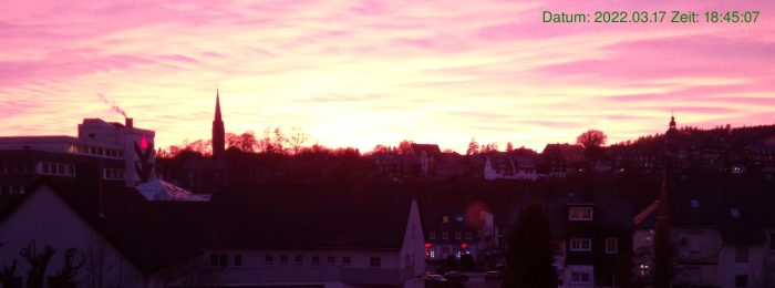 Webcam Sonnenuntergang roter Himmel vor "Sykline" Bad Berleburg
Konturen der Kurche, des Schloßes auf dem Berg vor rotem Sonnenuntergang
