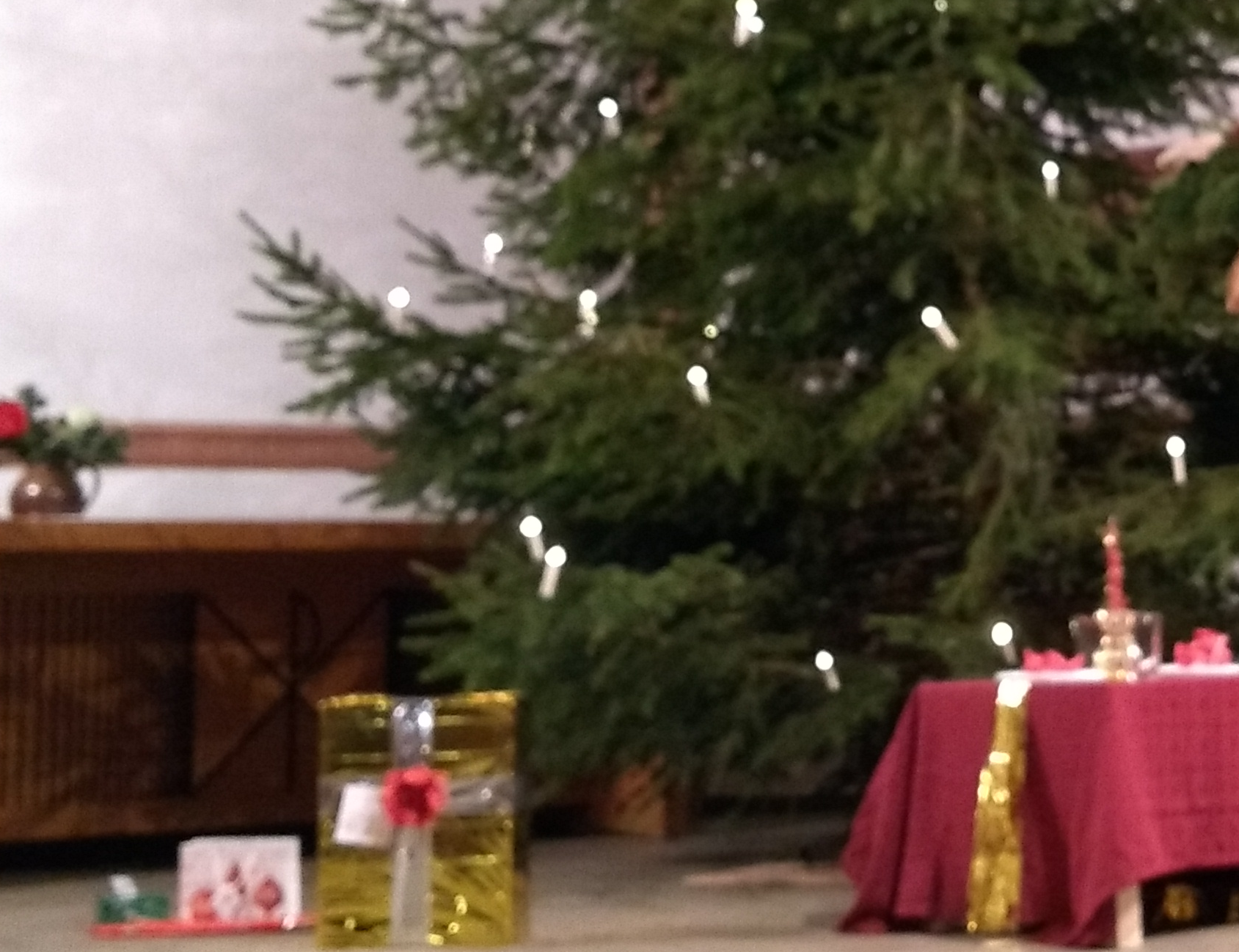 Geschenke beim Weihnachtsbaum
